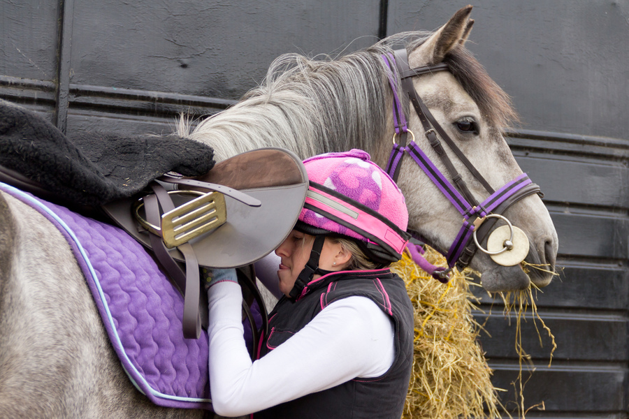 Rider adjusting sadle